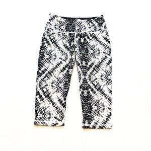 Victoria’s Secret Knockout Capri Leggings White Black Mid Rise Medium Tie Dye